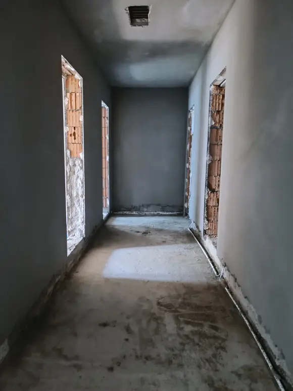 Pomieszczenie z nowymi oknami, mur wokół otworów przed obróbką