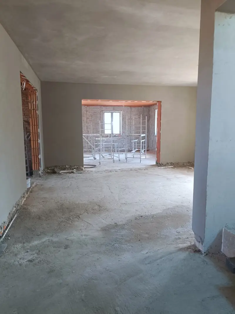 Wnętrze po pracach tynkarskich, widok w stronę okna