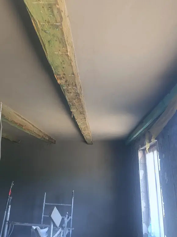 Wnętrze po tynku z przejściem do drugiego pomieszczenia, mur przy otworze